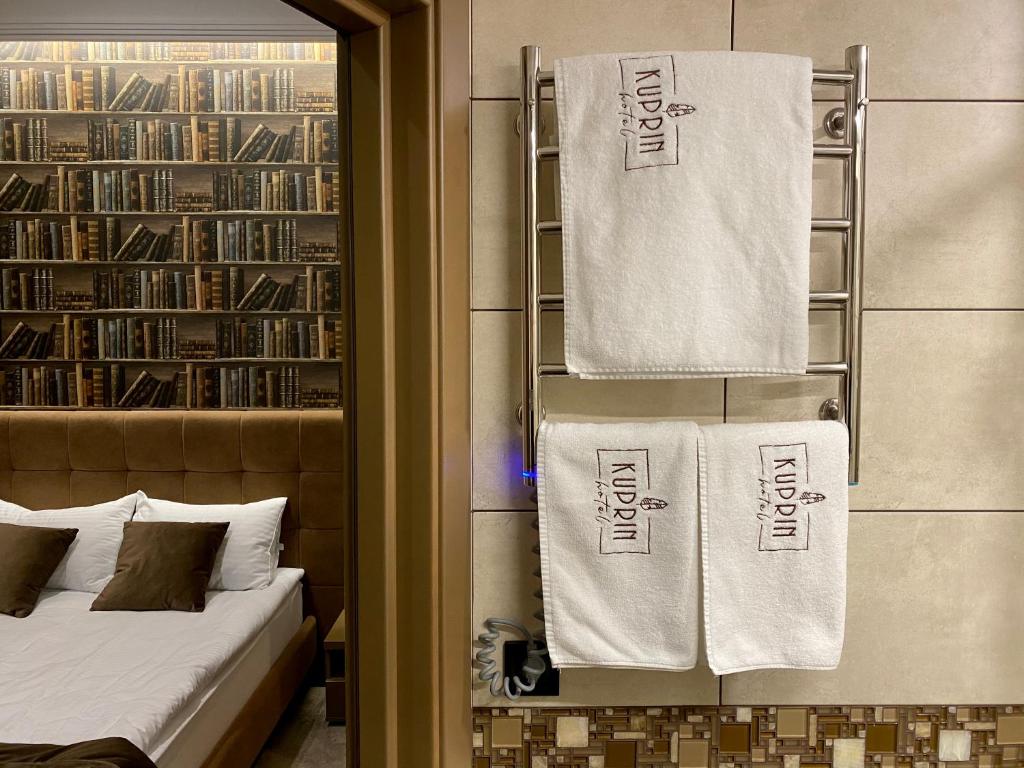Postel nebo postele na pokoji v ubytování Kuprin Hotel