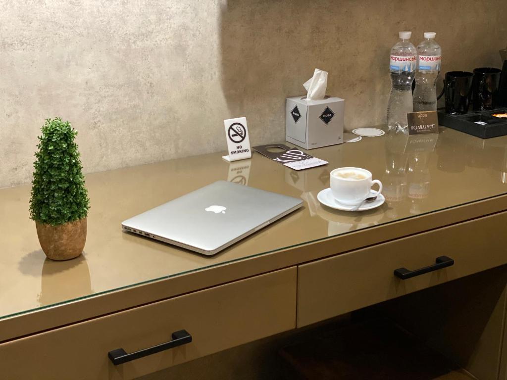 Příslušenství pro přípravu čaje a kávy v ubytování Kuprin Hotel