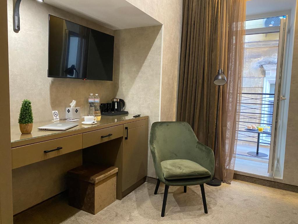 TV a/nebo společenská místnost v ubytování Kuprin Hotel