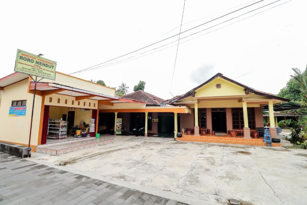 een gebouw dat in aanbouw is bij Penginapan Roro Mendut Syariah in Magelang