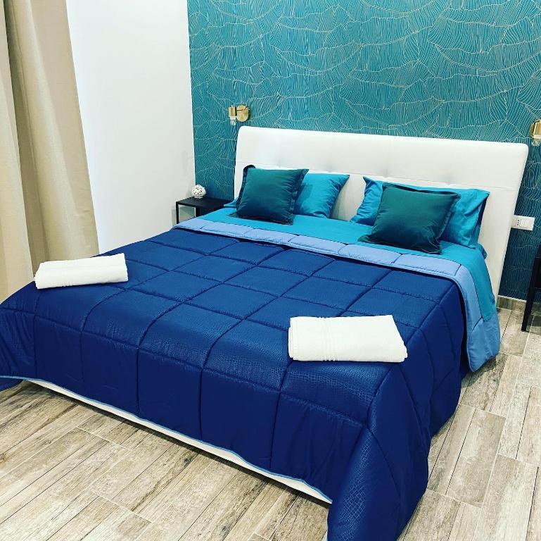 A bed or beds in a room at Room27