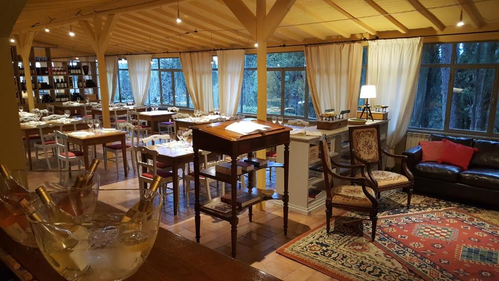 Reštaurácia alebo iné gastronomické zariadenie v ubytovaní RICASOLI, Villa Agresto