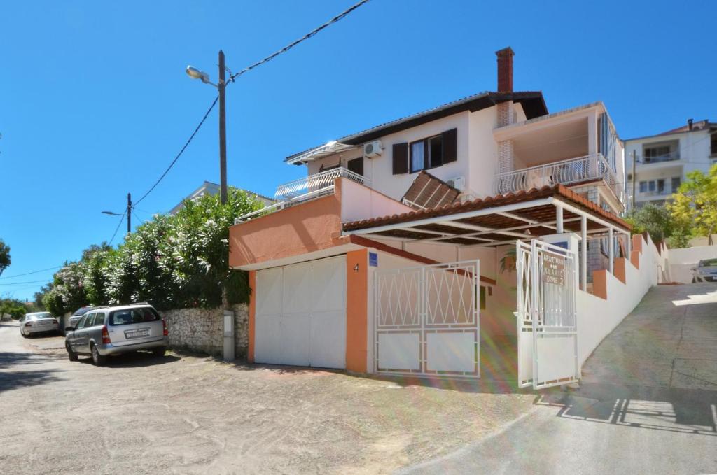 D large apt with big terrace next to the beach