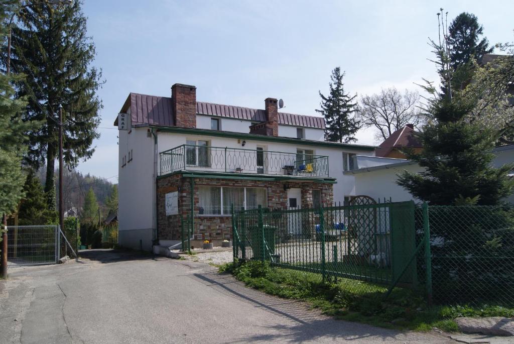 una casa grande con una valla delante en Gościniec Graf, en Karpacz