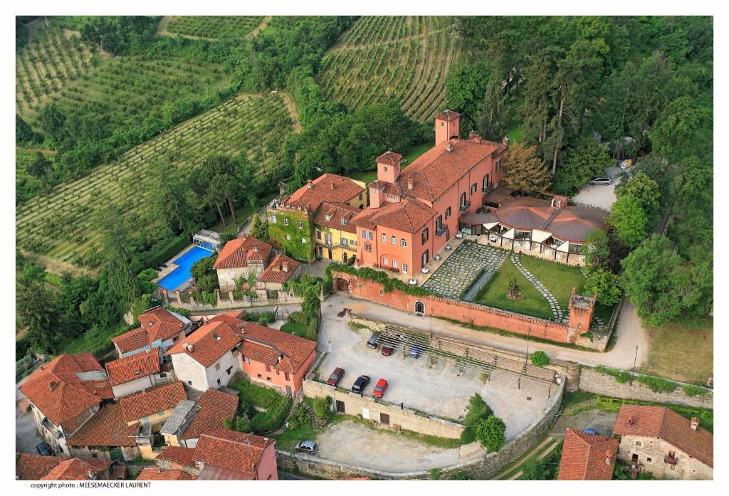 une vue aérienne sur une grande maison avec des toits rouges dans l'établissement Castello Rosso, à Costigliole Saluzzo