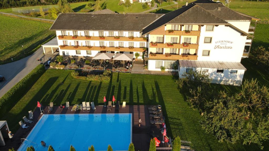 una vista aérea de un hotel con piscina en Hotel Fantur, en Velden am Wörthersee
