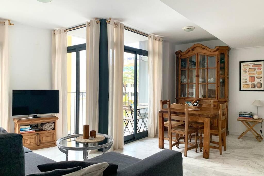 een woonkamer met een bank en een tafel bij Bear Holiday - Apartment Beau with Sea View in Moraira near the Beach in Moraira