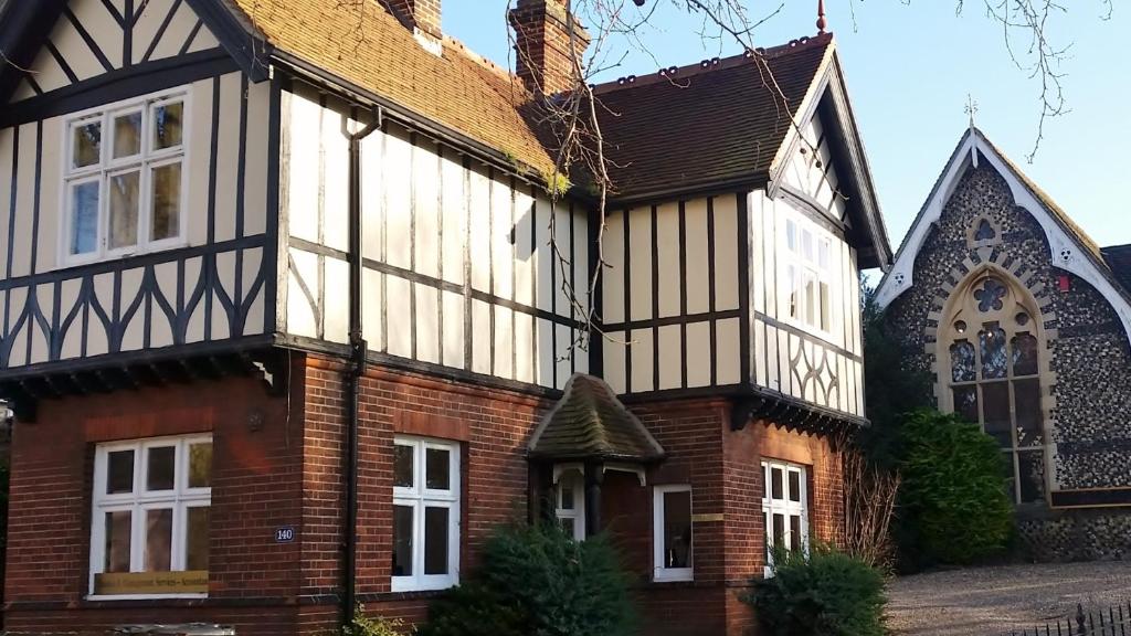 stary dom z tudor w obiekcie Old School Apartment 1 First Floor w mieście Bury St Edmunds