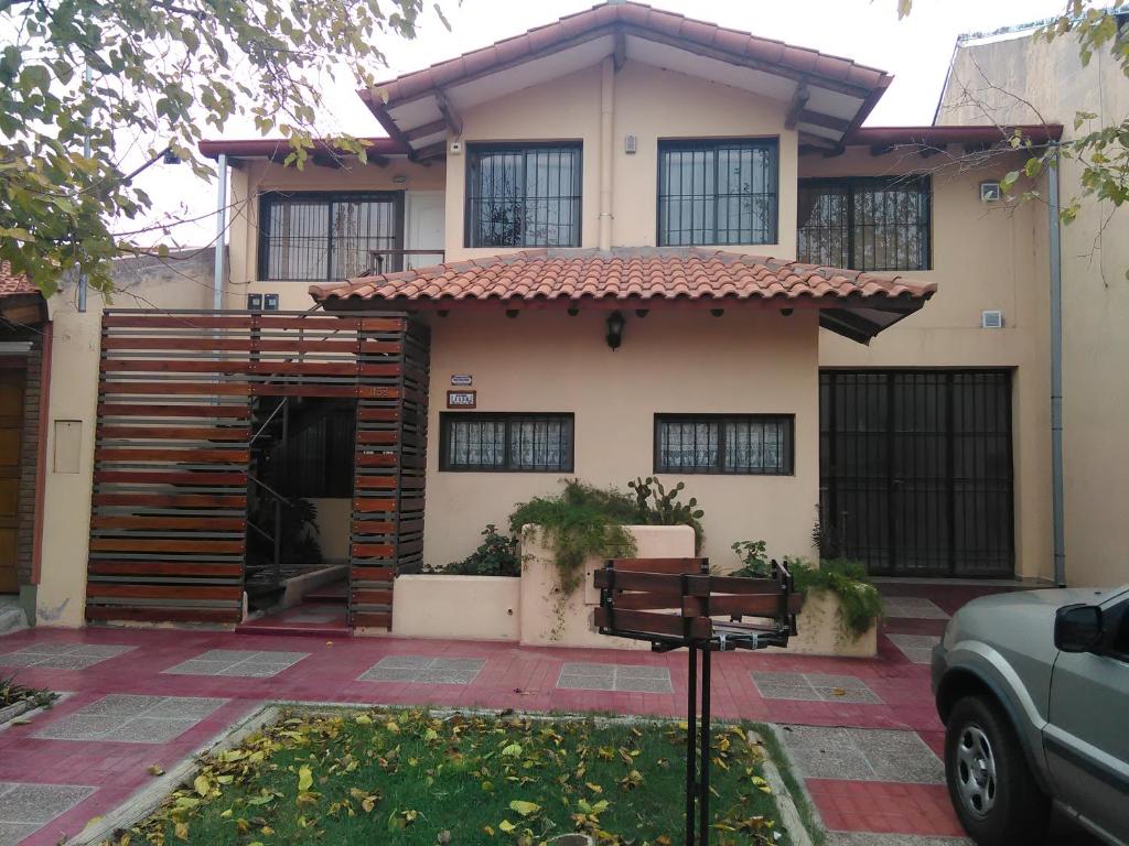 una casa con un banco delante de ella en Mendoza Departamento 4 o 5 personas en Mendoza