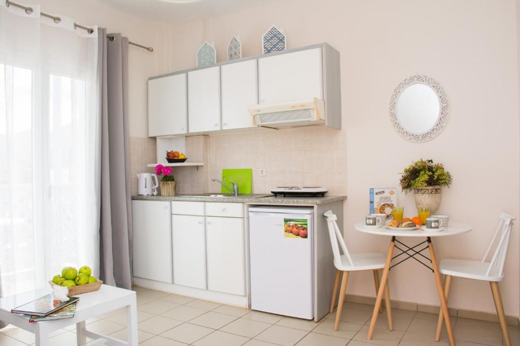 Kuchyň nebo kuchyňský kout v ubytování Windmill Beach Apts II by Estia