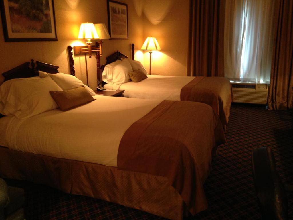 Dos camas en una habitación de hotel con dos lámparas. en Comfort Inn &amp; Suites Columbus North, en Columbus