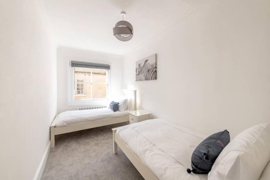 2 Bed City Centre Apartment 1 min from Bath Abbey