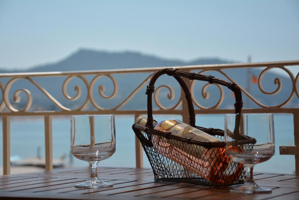 - un panier de bouteilles de vin et 2 verres sur une table dans l'établissement La Fauvette, à Saint-Cyr-sur-Mer