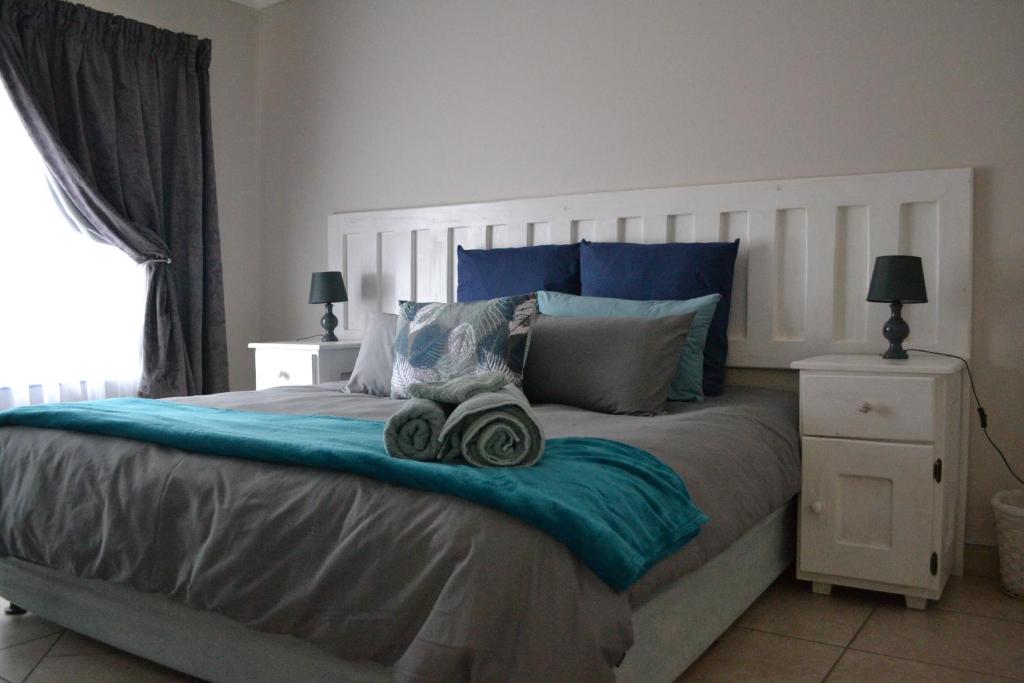 una camera da letto con un grande letto con due asciugamani di The Open Door Guest Suite a Modimolle