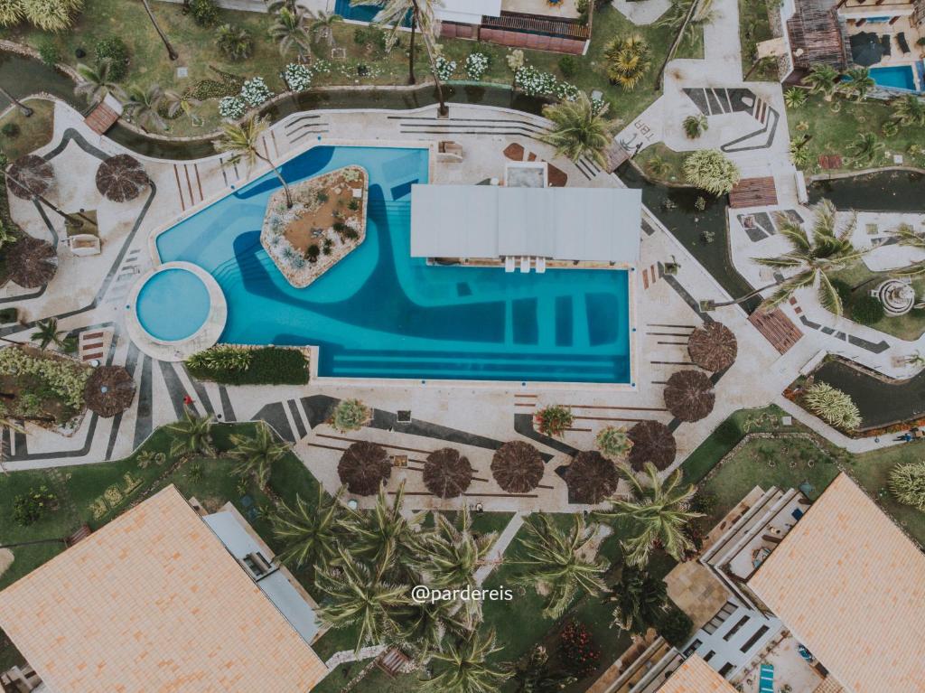 una vista dall'alto di una piscina in un resort di Taiba Beach Resort a Taíba