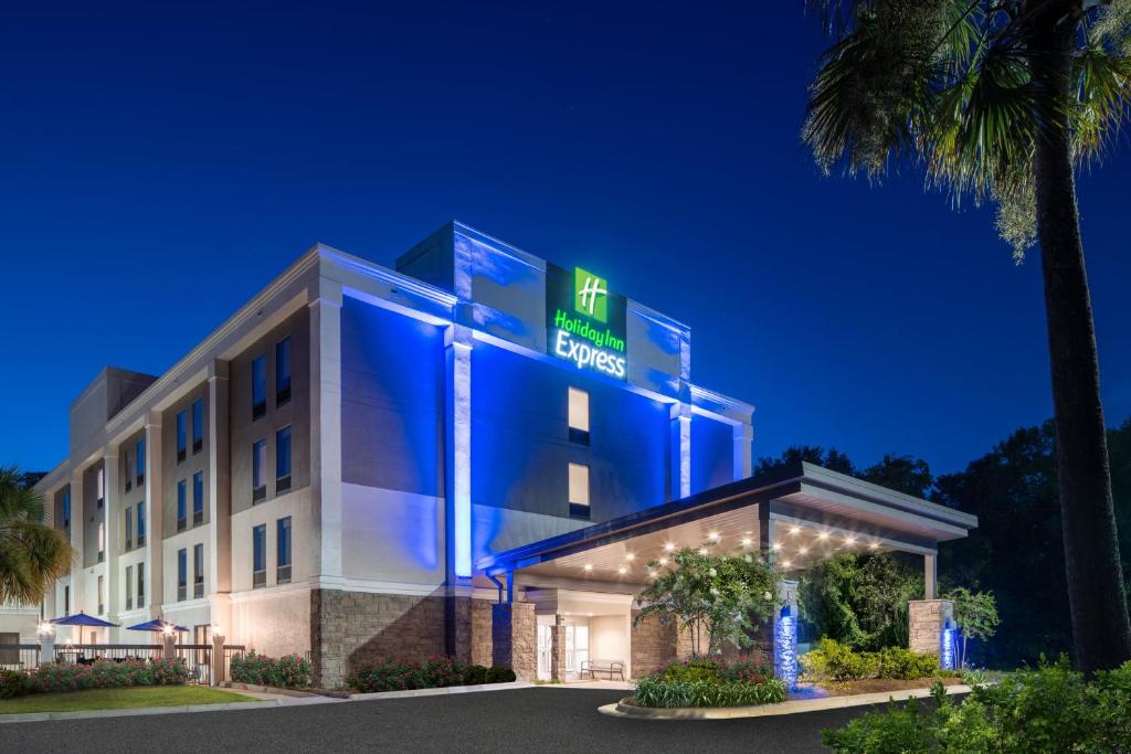 - une façade éclairée la nuit dans l'établissement Holiday Inn Express Statesboro, an IHG Hotel, à Statesboro