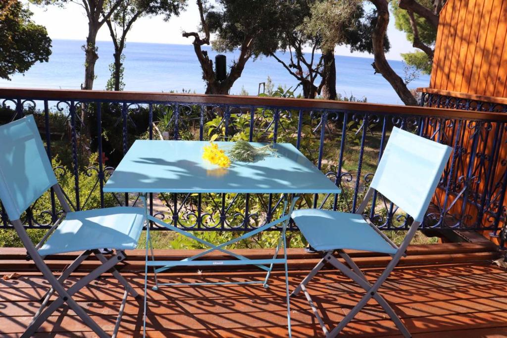 una mesa y dos sillas en una terraza con vistas al océano en Mathesi apartment balcony, en Elia