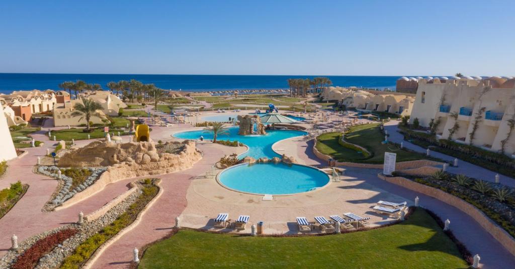 einen Luftblick auf ein Resort mit einem Pool in der Unterkunft ONATTI Beach Resort - Adults Only 16 Years Plus in Al-Qusair