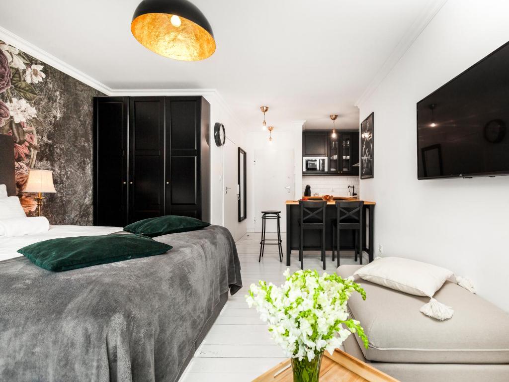 Televízia a/alebo spoločenská miestnosť v ubytovaní Happy Stay Tartaczna Residence I