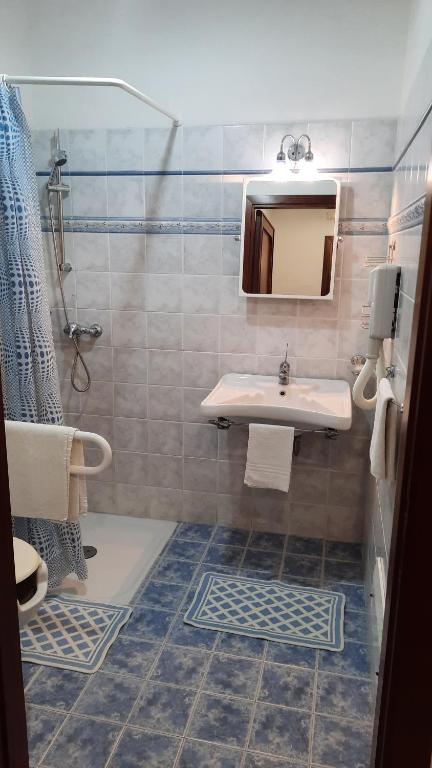 A bathroom at Costa Gaia Rooms