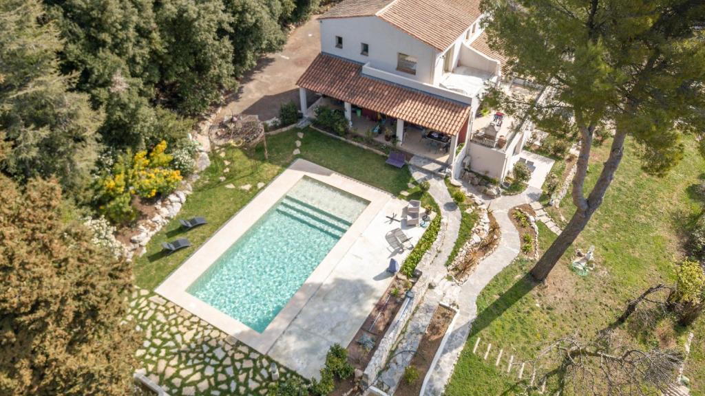 een luchtzicht op een huis met een zwembad bij La Colombière in Grasse