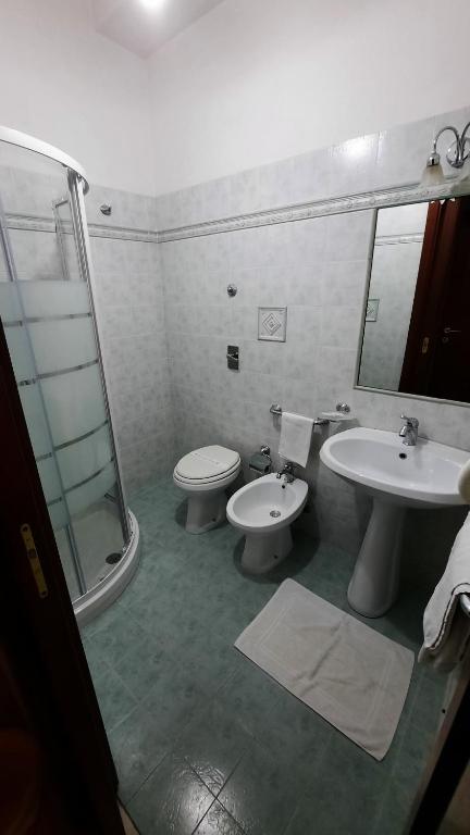 A bathroom at Costa Gaia Rooms
