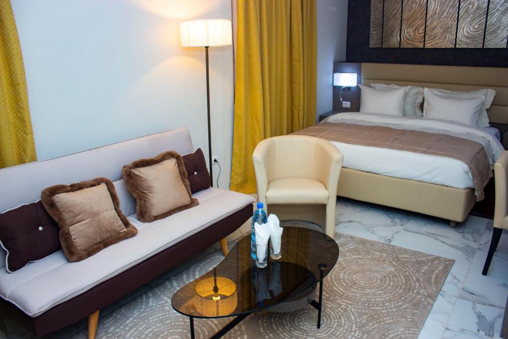 Кровать или кровати в номере MERINA HOTEL