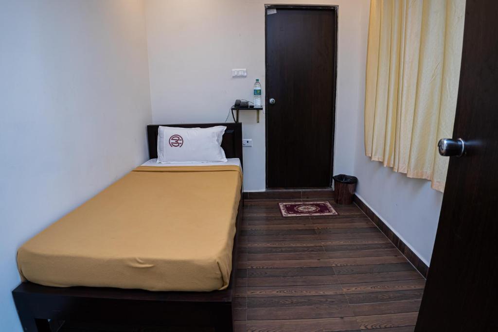Postel nebo postele na pokoji v ubytování Hotel Mookambika Comforts