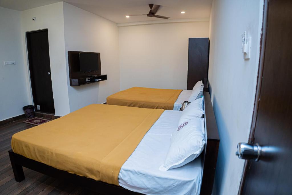 Postel nebo postele na pokoji v ubytování Hotel Mookambika Comforts