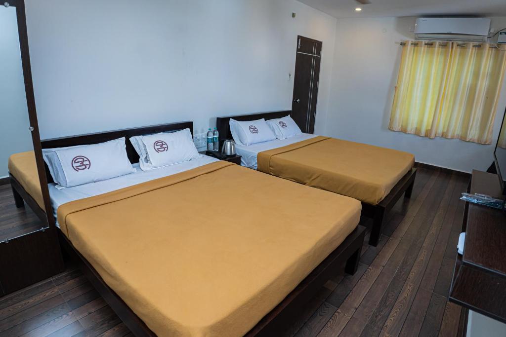 Postel nebo postele na pokoji v ubytování Hotel Mookambika Comforts