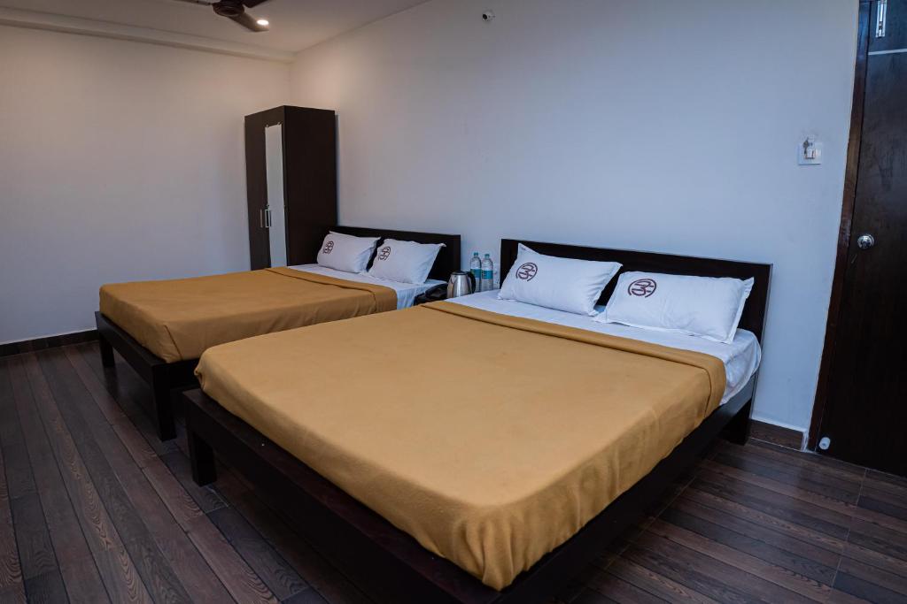 Postel nebo postele na pokoji v ubytování Hotel Mookambika Comforts