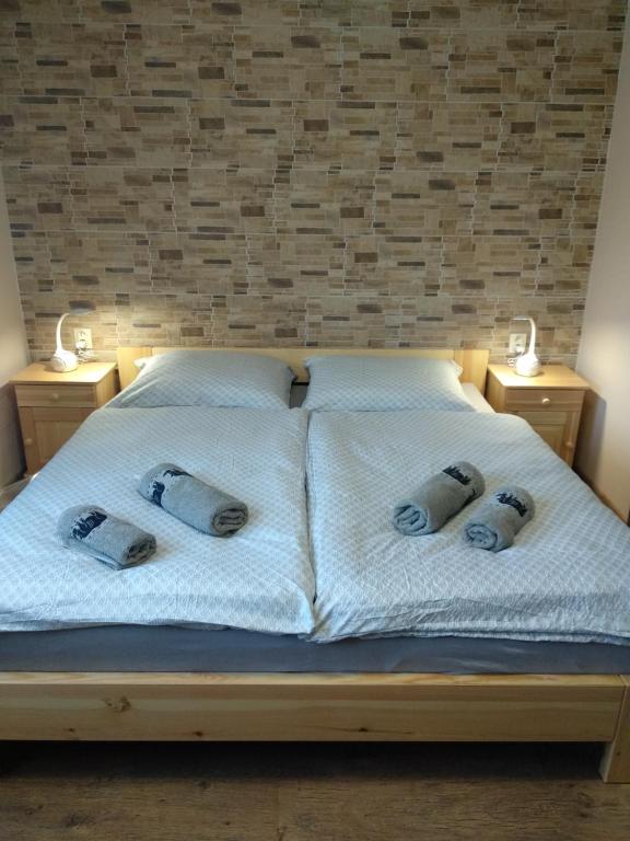 ein Bett mit zwei Kissen darauf mit zwei Lampen in der Unterkunft Penzion U Splavu in Loket