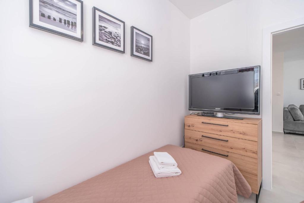 Televízia a/alebo spoločenská miestnosť v ubytovaní Apartment Flamingo 41 by Noclegi Renters