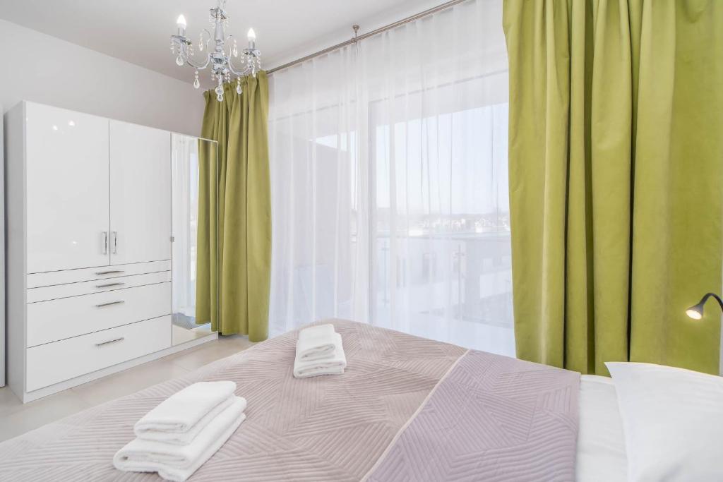 Posteľ alebo postele v izbe v ubytovaní Apartment Flamingo 41 by Noclegi Renters