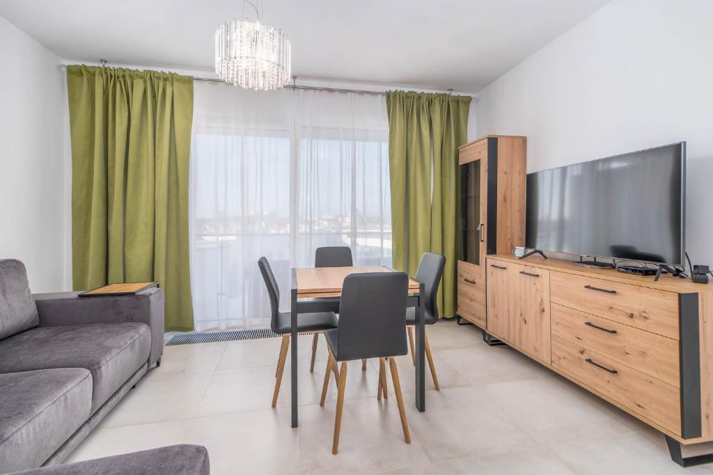 Televízia a/alebo spoločenská miestnosť v ubytovaní Apartment Flamingo 41 by Noclegi Renters
