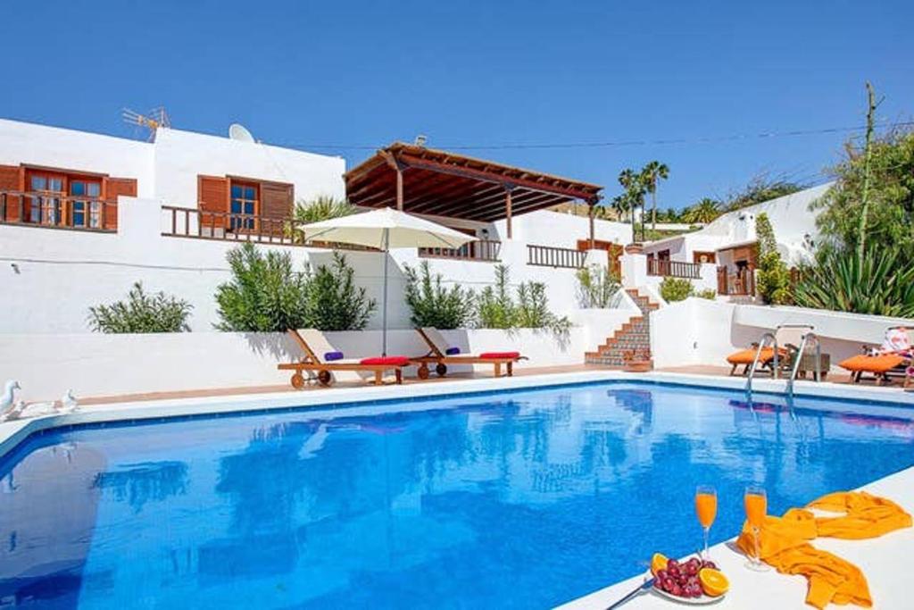 3 bedrooms villa with sea view private pool and enclosed ...