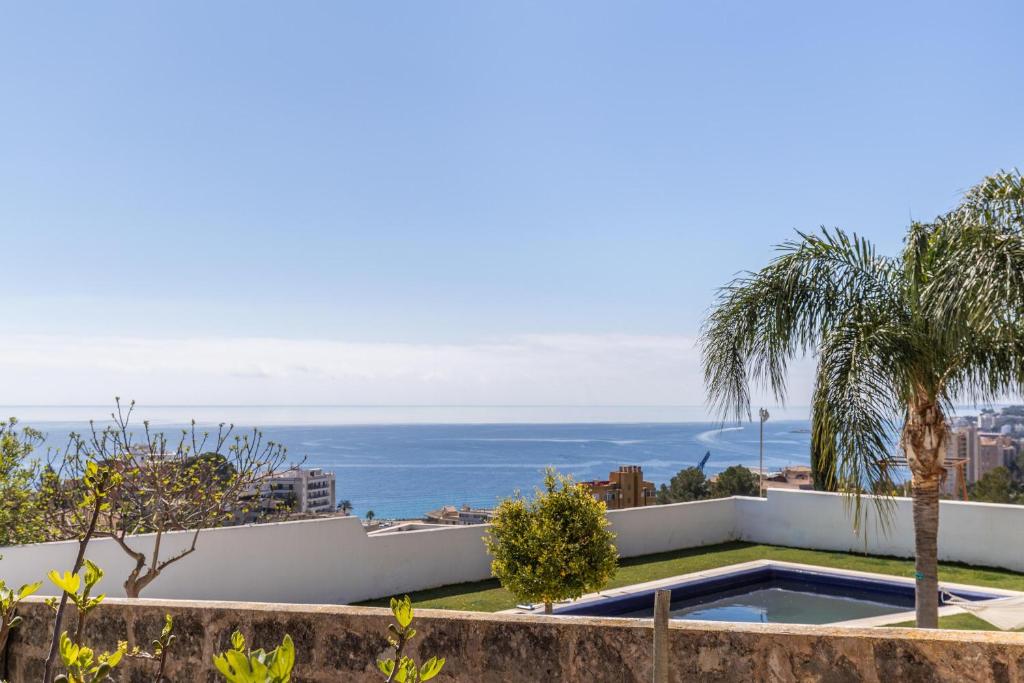 パルマ・デ・マヨルカにあるPool Houseのスイミングプール付きの家から海の景色を望めます。