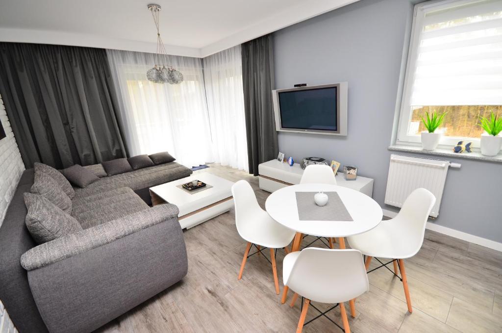 TV a/nebo společenská místnost v ubytování APARTAMENT - DZIWNÓWEK - LEŚNE TARASY - 45B/10 - 150 M OD MORZA