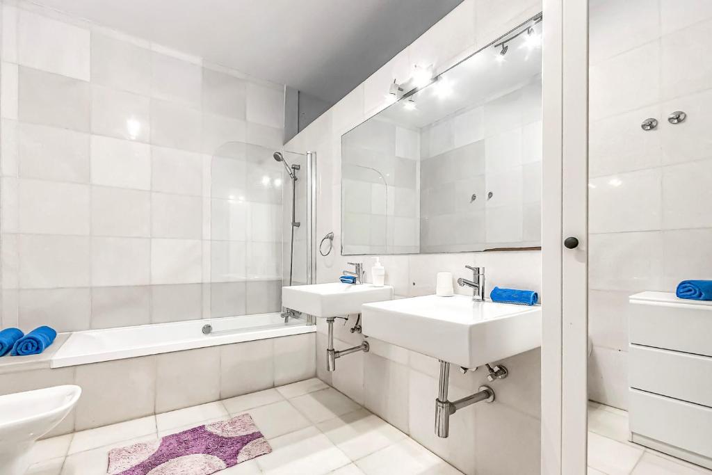 Modern Villas in Del Duque with heated private pool 2 min to ...