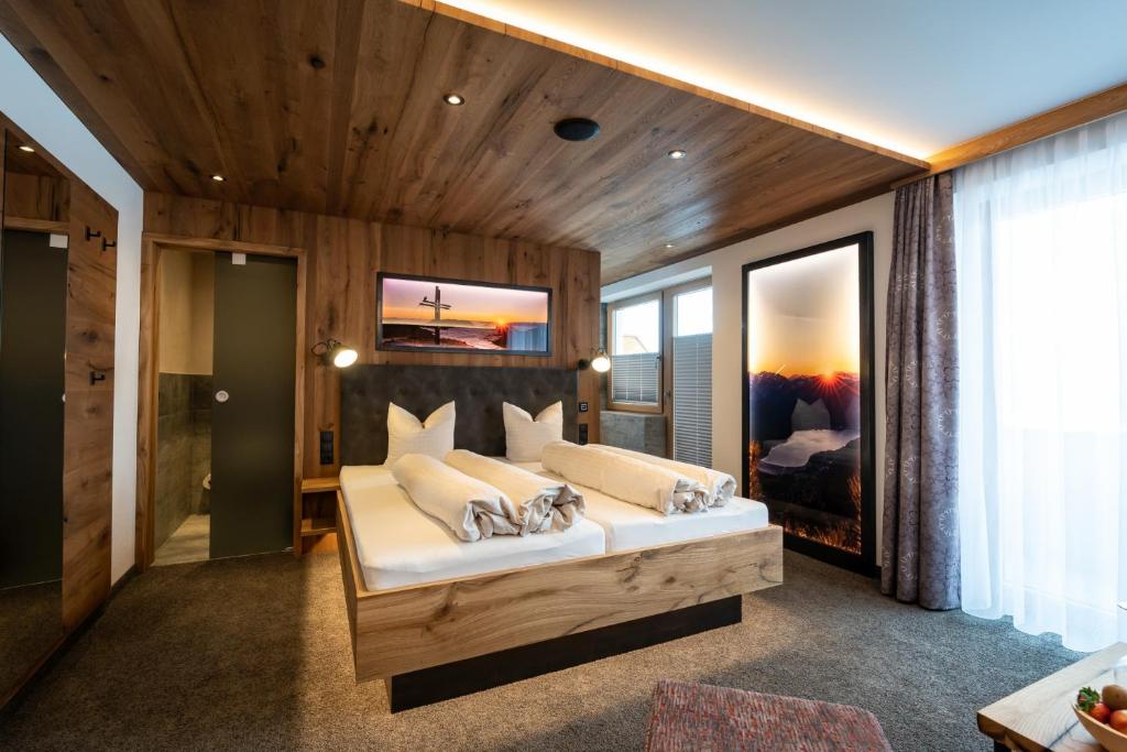 Postel nebo postele na pokoji v ubytování Hotel Huber Hochland