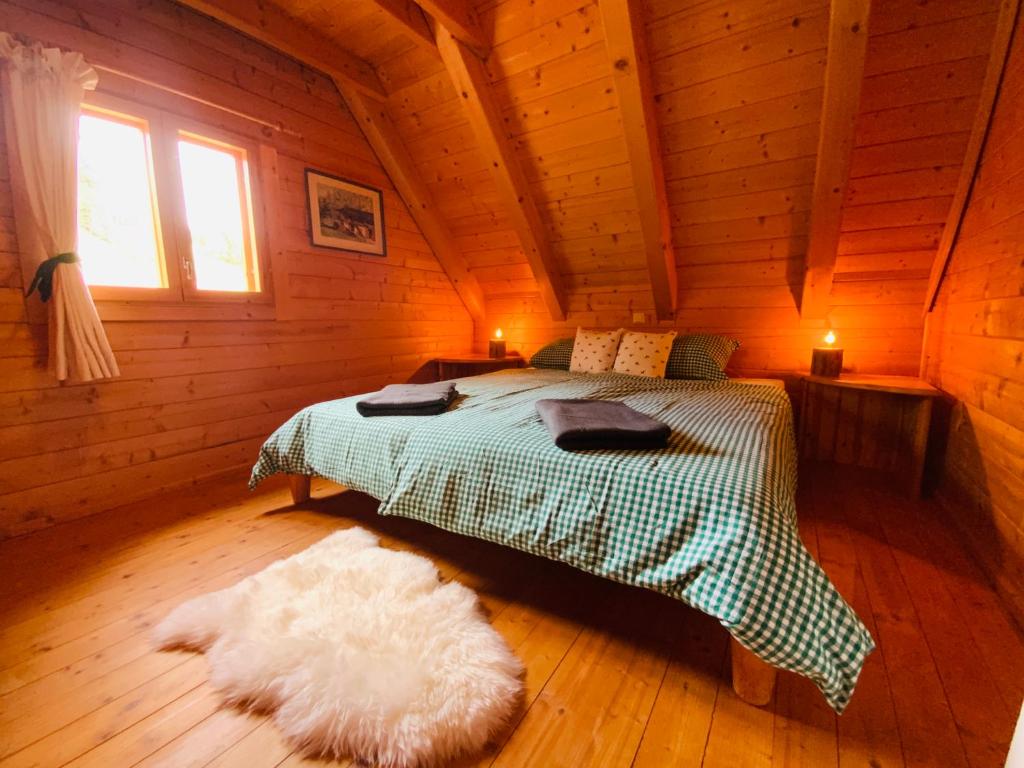 Postel nebo postele na pokoji v ubytování Zirbitz Hütte mit Sauna und Kamin