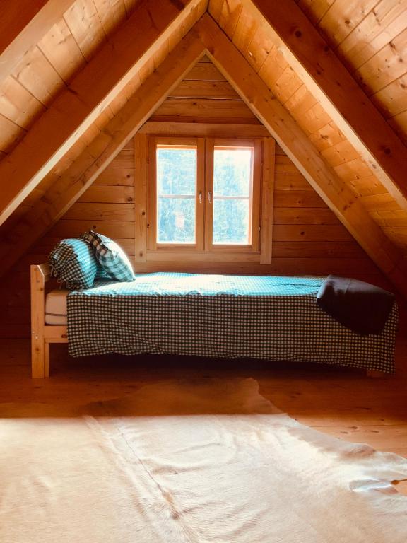Postel nebo postele na pokoji v ubytování Zirbitz Hütte mit Sauna und Kamin