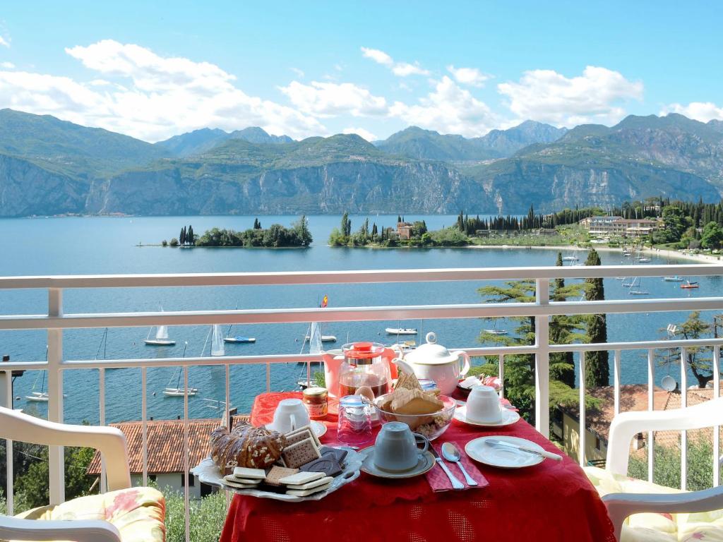 un tavolo su un balcone con vista sul lago di Apartment Belvedere-1 by Interhome a Malcesine