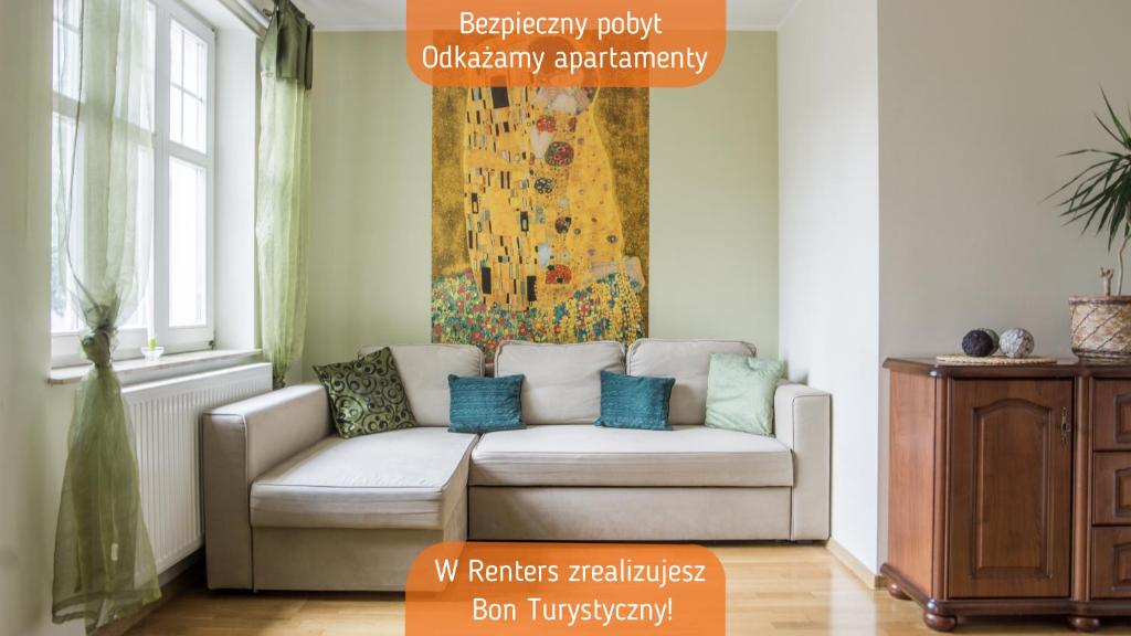 ソポトにあるBianca Apartments by Rentersのリビングルーム(白いソファ、青い枕付)