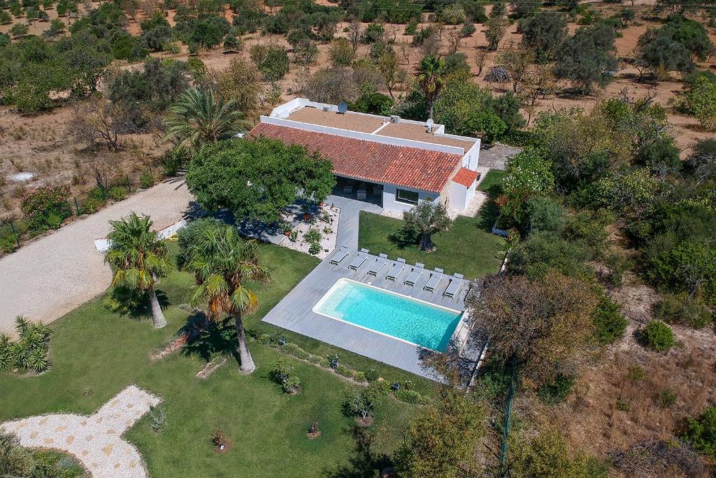 una vista aérea de una casa con piscina en Villa Isabelle - Loule, en Loulé