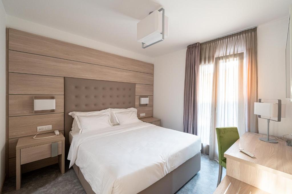 Łóżko lub łóżka w pokoju w obiekcie HOTEL TRILAGO