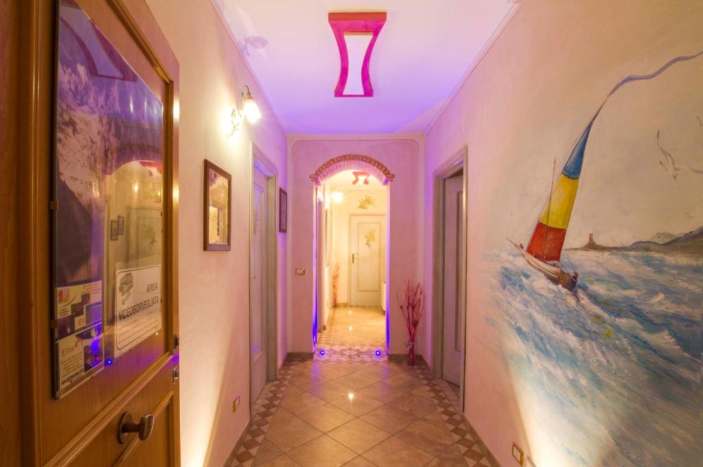 un pasillo con una habitación con una pintura en la pared en Elisart Guest House, en Alghero