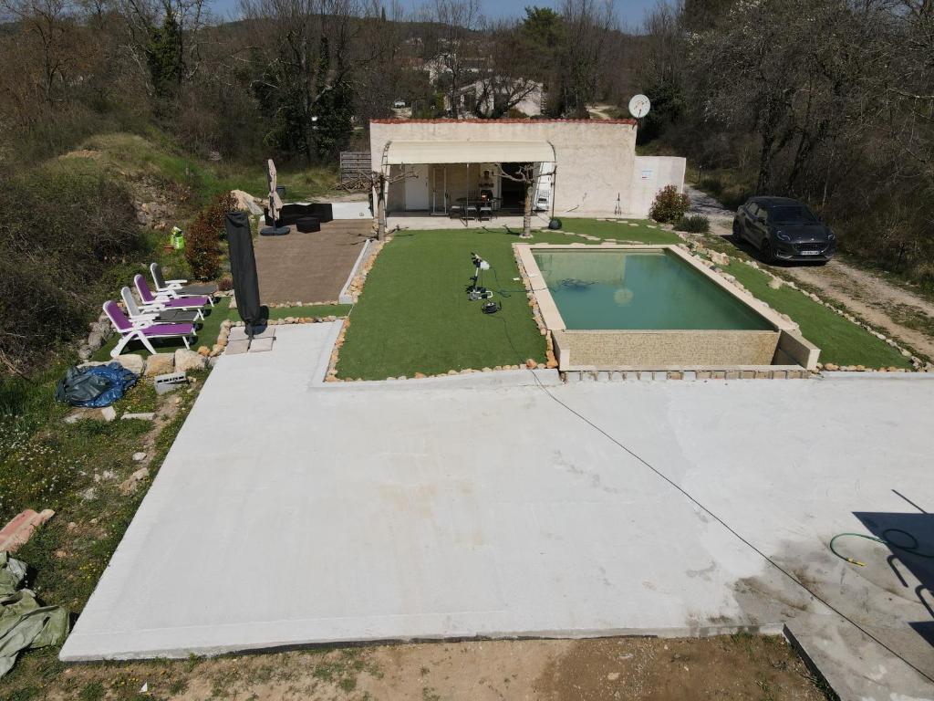 una vista aérea de un patio trasero con piscina en MARTIN's COTTAGE Tourrettes en Tourrettes