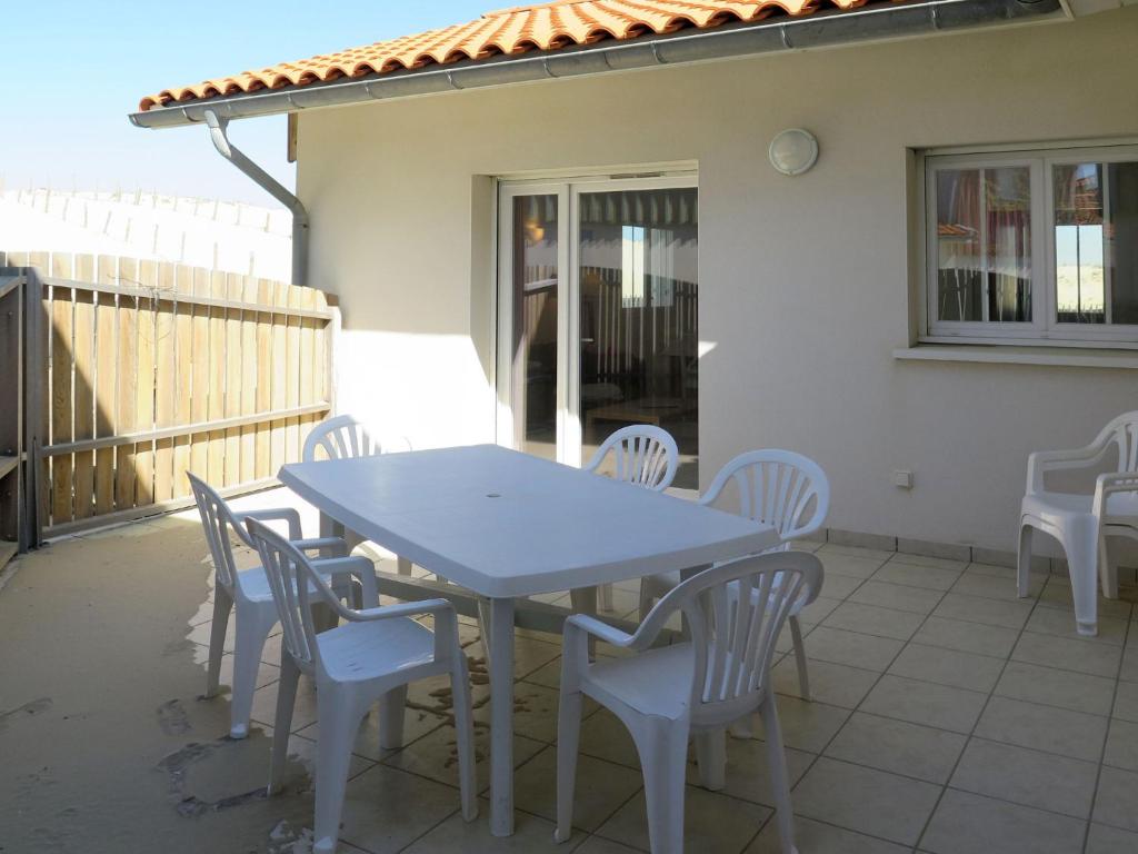 a table and chairs on the patio of a house at Holiday Home Résidence Plage Océane - BPL341 by Interhome in Biscarrosse-Plage
