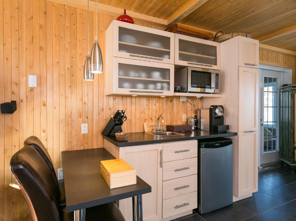 Kuchyň nebo kuchyňský kout v ubytování Auberge des Eaux Vives